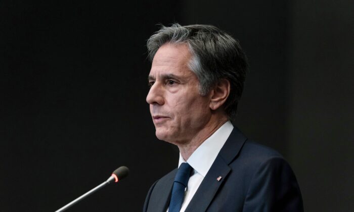 El secretario de Estado Antony Blinken se marcha después de dar una rueda de prensa en la capital jordana, Ammán, el 26 de mayo de 2021. (Alex Brandon/AFP vía Getty Images)
