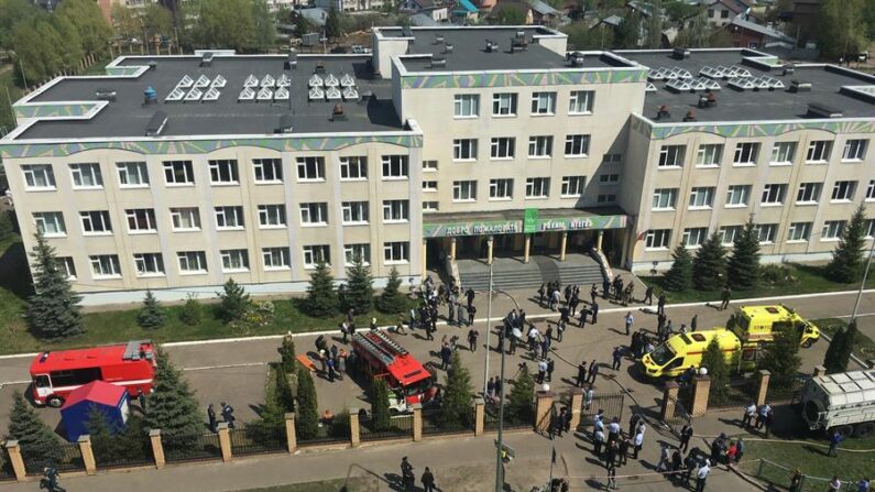 Ambulancia y coches de policía en la entrada del colegio de Kazan, Rusia, en la que se ha registrado el tiroteo. EFE/EPA/Anton Raykhshtat