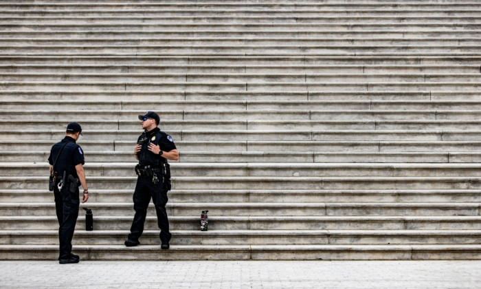 Los oficiales de policía del Capitolio se paran al pie de los escalones de la Rotonda en el edificio del Capitolio de EE. UU., en Capitol Hill en Washington, D.C. el 29 de abril de 2021. (Samuel Corum/AFP a través de Getty Images)