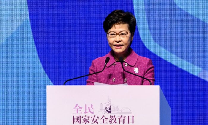 La directora ejecutiva de Hong Kong, Carrie Lam, pronuncia un discurso durante la ceremonia de apertura del Día de la educación en seguridad nacional, en el Centro de Convenciones de Hong Kong, el 15 de abril de 2021. (Anthony Wallace/AFP a través de Getty Images)