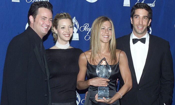 El elenco de la comedia televisiva "Friends" (de izquierda a derecha) Matthew Perry, Lisa Kudrow, Jennifer Aniston y David Schwimmer posan con su premio en la 26ª edición de los People's Choice Awards en Pasadena, California, el 9 de enero de 2000. (Lucy Nicholson/AFP vía Getty Images)