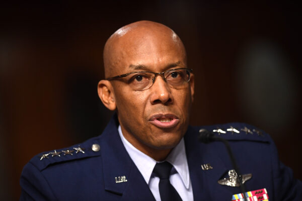 El general Charles Brown, Jr., entonces nombrado jefe de personal de la Fuerza Aérea de EE.UU., testifica durante una audiencia de las Fuerzas Armadas del Senado, en el Capitolio de EE.UU., el 7 de mayo de 2020. (Kevin Dietsch/Pool/AFP a través de Getty Images)

