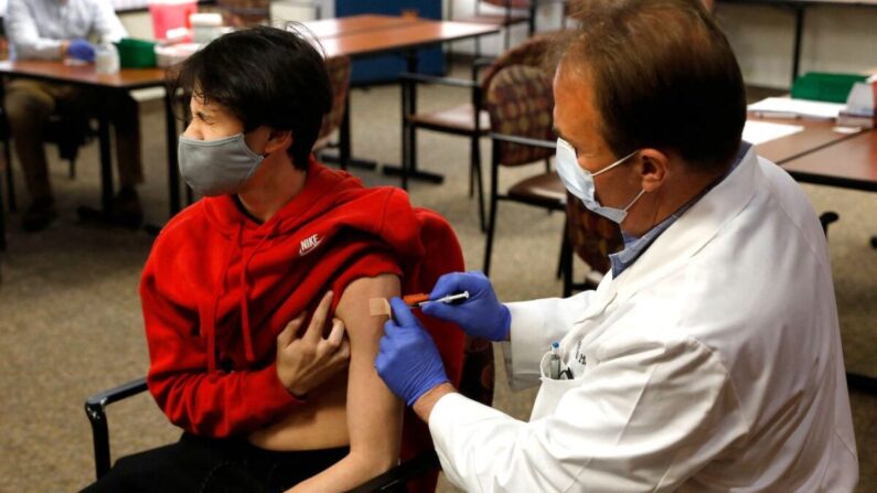 Un joven de 15 años recibe la vacuna Pfizer-BioNTech contra el virus del PCCh en Bloomfield Hills, Michigan, el 13 de mayo de 2021. (Jeff Kowalsky/AFP a través de Getty Images)