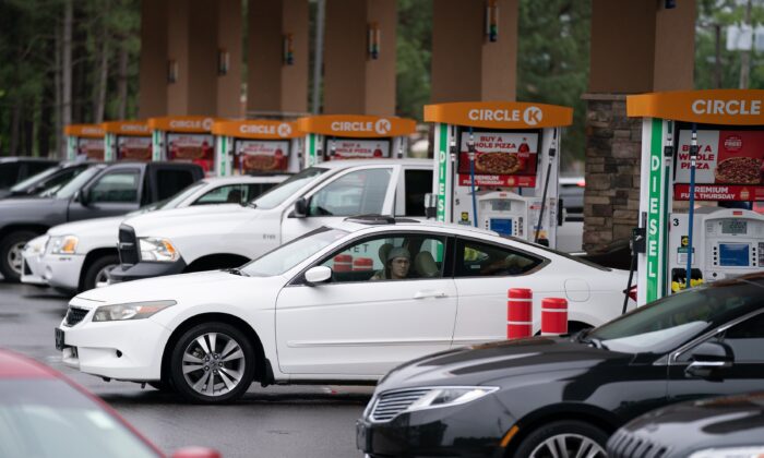 Varias personas repostan en una gasolinera Circle K en Fayetteville, Carolina del Norte, el 12 de mayo de 2021. (Sean Rayford/Getty Images)