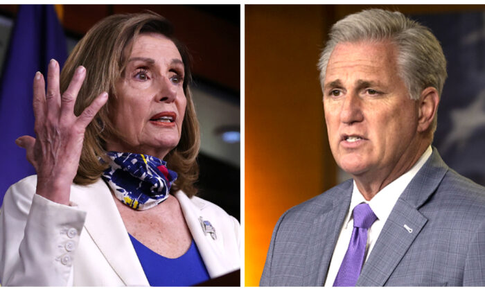 (Izq.) La presidenta de la Cámara de Representantes, Nancy Pelosi (D-Calif.), habla con los periodistas en Washington, el 1 de octubre de 2020. (Chip Somodevilla/Getty Images); (Der.) El líder de la minoría de la Cámara de Representantes, Kevin McCarthy (R-Calif.), habla en la conferencia de prensa semanal en el Capitolio en Washington, el 3 de diciembre de 2020. (Tasos Katopodis/Getty Images)