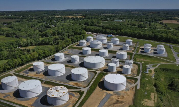 En una vista aérea, se ven tanques de almacenamiento de combustible en la estación Dorsey Junction de Colonial Pipeline, en Washington, el 13 de mayo de 2021. (Drew Angerer/Getty Images)