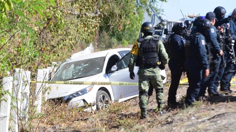 Soldados de la Guardia Nacional y policías estatales acordonan el 24 de mayo de 2021 la zona donde fue hallado el vehículo en que fue asesinado el director de la Policía Estatal Preventiva de Sinaloa, Joel Ernesto Soto, en Culiacán, estado de Sinaloa (México). EFE/ Samuel Inzunza