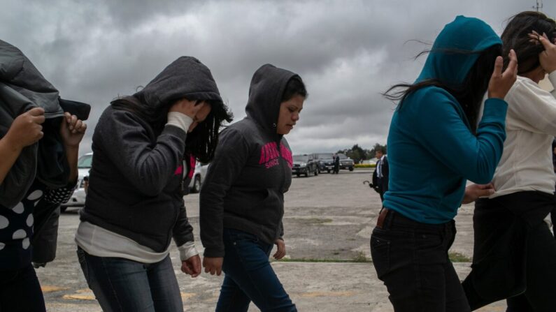 Mujeres caminan desde la pista del aeropuerto después de ser deportadas de Estados Unidos, en Ciudad de Guatemala, Guatemala, el 30 de mayo de 2019. (John Moore/Getty Images)

