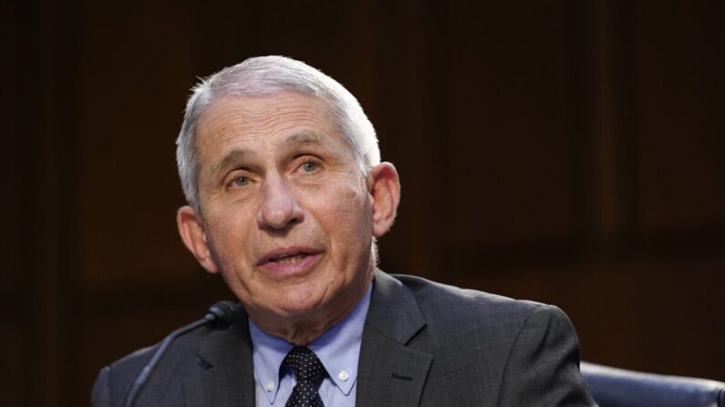 El Dr. Anthony Fauci, director del Instituto Nacional de Alergias y Enfermedades Infecciosas, habla con miembros del Congreso durante una audiencia en Washington el 18 de marzo de 2021. (Susan Walsh/Pool/Getty Images)