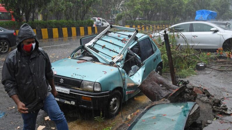 Vista general de un coche dañado en el borde de una carretera después de que un árbol cayera sobre él mientras el ciclón Tauktae golpea Mumbai y zonas cercanas, India, 17 de mayo de 2021. EFE/EPA/STR