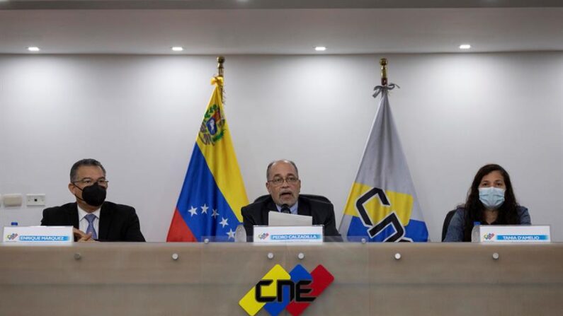 El presidente del Consejo Nacional Electoral (CNE) de Venezuela, Pedro Calzadilla (c), ofrece declaraciones a los medios de comunicación, junto a los rectores electorales Enrique Márquez (i) y Tania D'amelio (d) hoy, en Caracas (Venezuela). EFE/Rayner Peña