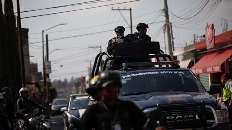 Policías estatales y miembros de seguridad privada patrullan el 29 de mayo de 2021, en Morelia (México). EFE/Iván Villanueva
