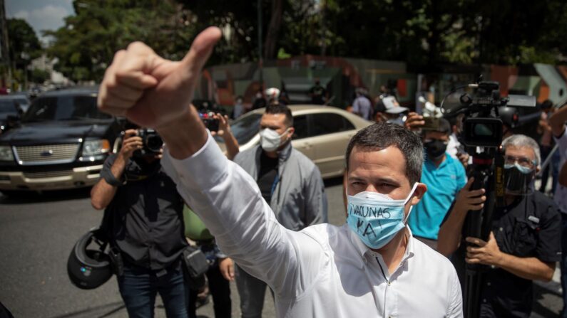 El líder opositor Juan Guaidó en una protesta de trabajadores de la salud para exigir vacunas contra la covid-19, en Caracas, Venezuela. (EFE/Rayner Peña/Archivo)
