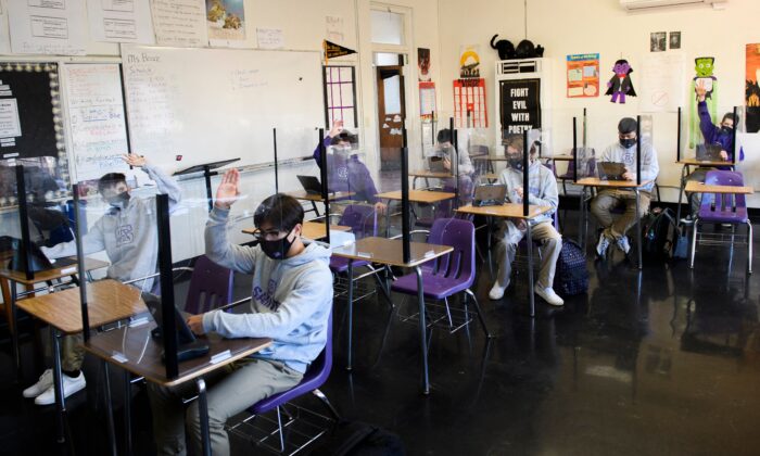 Los estudiantes asisten a una clase de inglés presencial en la escuela secundaria católica St. Anthony en Long Beach, California, el 24 de marzo de 2021. (Patrick T. Fallon/AFP vía Getty Images)