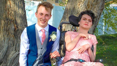 Chica discapacitada se queda sin pareja para el baile de graduación, y este caballero decide acompañarla