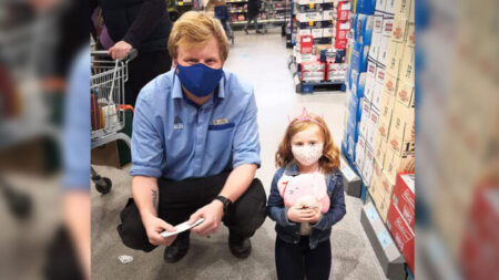 Niña ahorra para comprar un juguete pero se agota en la tienda. Luego el gerente le da una sorpresa