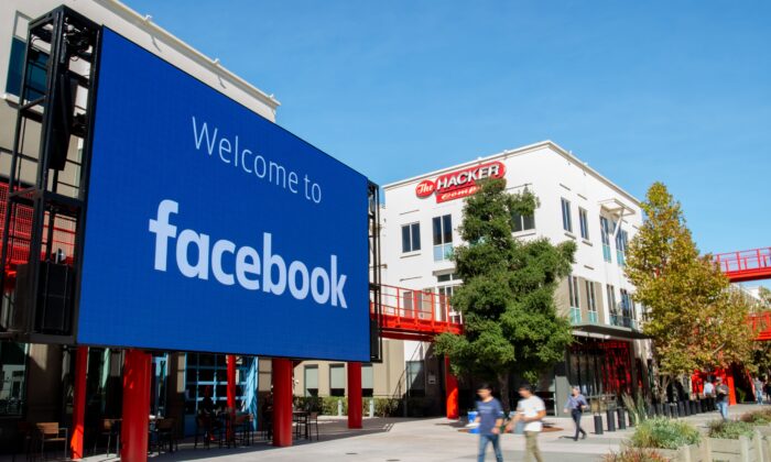 Un letrero digital gigante se ve en el campus de la sede corporativa de Facebook en Menlo Park, California, el 23 de octubre de 2019. (Josh Edelson/AFP vía Getty Images)