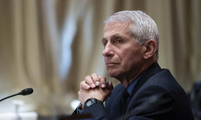 El Dr. Anthony Fauci, director del Instituto Nacional de Alergias y Enfermedades Infecciosas, presta atención durante una audiencia del Subcomité de Asignaciones Laborales, Salud y Servicios Humanos del Senado para analizar las estimaciones presupuestarias del Instituto Nacional de Salud (NIH) y el estado de la investigación médica en Capitol Hill. en Washington, el 26 de mayo de 2021. (Sarah Silbiger-Pool/Getty Images)