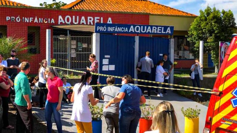 Fotografía cedida este martes 4 de mayo por iShoot donde se observan varias personas afuera de una guardería donde al menos dos bebés y una maestra fueron asesinados por un adolescente, en Saudade (Brasil). EFE/ Jocimar Borba /iShoot