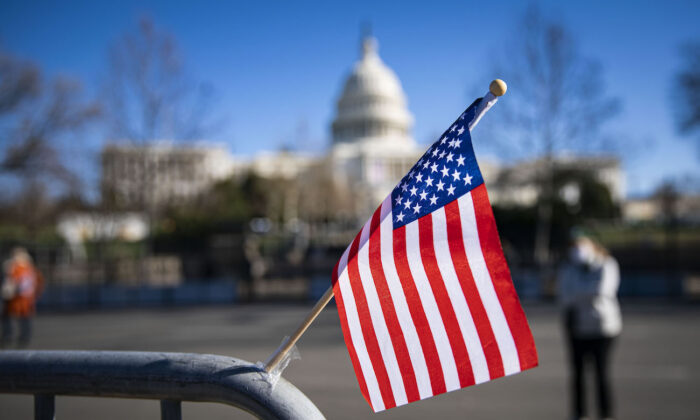 Una bandera estadounidense ondea cerca de la fachada oeste del Capitolio de Estados Unidos en Washington, el 9 de enero de 2021. (Al Drago/Getty Images)