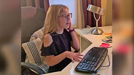 Niña de 8 años hace una divertida imitación de su madre trabajando en casa, haciéndose viral en LinkedIn