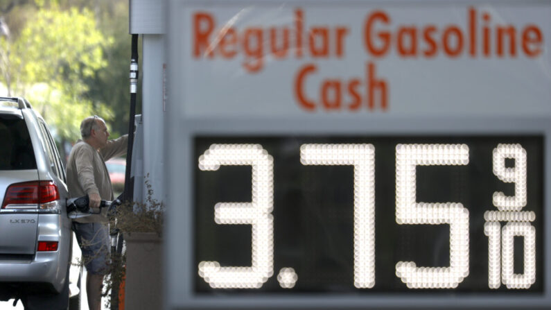 Un cliente en una gasolinera 76 en San Anselmo, California, el 3 de marzo de 2021. (Justin Sullivan/Getty Images)