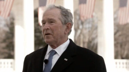 Bush dice que si el GOP defiende solo el «protestantismo anglosajón blanco», no ganará las elecciones