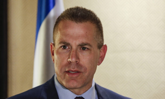 El entonces ministro de Seguridad Pública de Israel, Gilad Erdan, recibe al ministro del Interior de Italia en un hotel en Jerusalén, el 11 de diciembre de 2018. (Ahmad Gharabli/AFP a través de Getty Images)