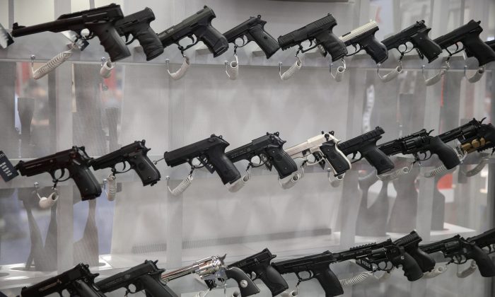Armas de fuego se muestran en una sala de exhibiciones en el Centro de Convenciones Kay Bailey Hutchison durante la convención anual de la NRA en Dallas, Texas, el 6 de mayo de 2018. (Loren Elliott/AFP/Getty Images)