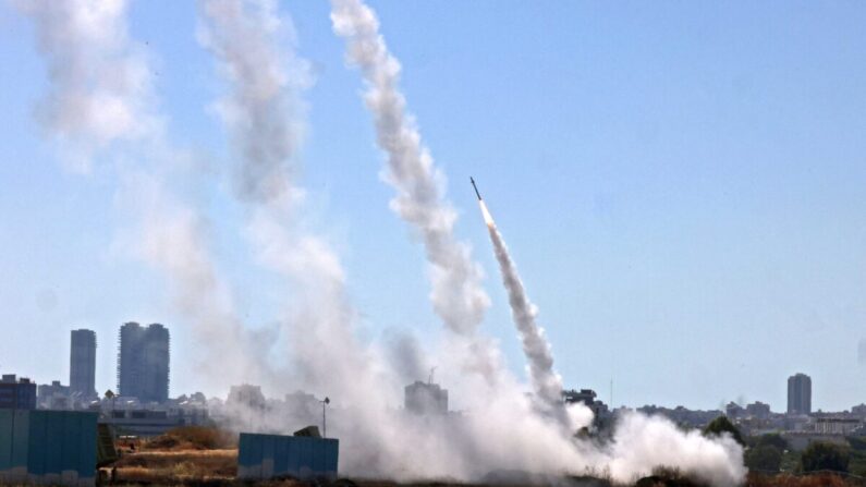 El sistema de defensa aérea Iron Dome de Israel se activa para interceptar un cohete lanzado desde la Franja de Gaza, controlada por el movimiento palestino Hamás, sobre la ciudad de Ashdod, en el sur de Israel, el 12 de mayo de 2021. (Emmanuel Dunand/AFP vía Getty Images/TNS)