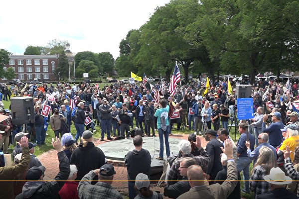 Más de 1000 personas se reunieron en una manifestación por los derechos de las armas en el Centro Comercial Legislativo en Dover, Delaware, el 8 de mayo de 2021. (Captura de pantalla/NTD)
