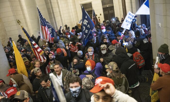 Los manifestantes pueden verse dentro del Capitolio de EE. UU. en Washington, el 6 de enero de 2021. (Win McNamee/Getty Images)