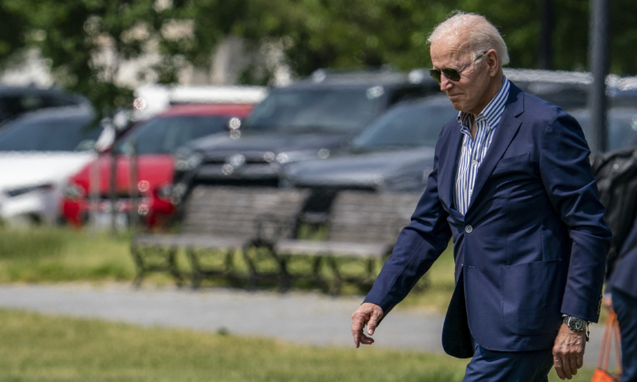 El presidente Joe Biden camina por la Elipse para abordar el Marine One en Washington el 22 de mayo de 2021. (Tasos Katopodis/Getty Images)