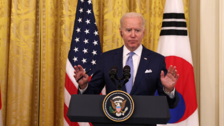 Biden desvía la pregunta sobre los ovnis hacia Obama