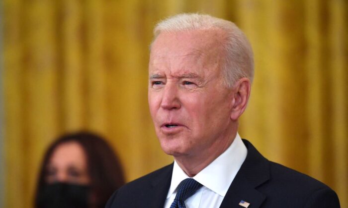 La vicepresidenta Kamala Harris (i) escucha mientras el presidente Joe Biden habla en la Casa Blanca el 10 de mayo de 2021. (Nicholas Kamm/AFP vía Getty Images)