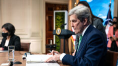 Kerry dice que los abusos del PCCh a los DD.HH. son un ‘problema’ para el plan climático de EE.UU.