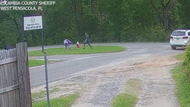 Un video difundido por los oficiales del sheriff de Florida muestra a la niña luchando contra un sospechoso en una parada de autobús. (Oficina del sheriff del condado de Escambia/Captura de pantalla a través de The Epoch Times)