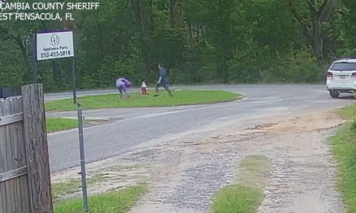 Un video difundido por los oficiales del sheriff de Florida muestra a la niña luchando contra un sospechoso en una parada de autobús. (Oficina del sheriff del condado de Escambia/Captura de pantalla a través de The Epoch Times)