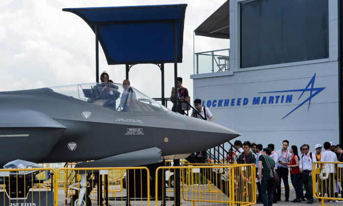 Los visitantes hacen cola para ver de cerca una exhibición estática de un F-35 de Lockheed Martin en el Salón Aeronáutico de Singapur, el 18 de febrero de 2016. (Roslan Rahman/AFP vía Getty Images)