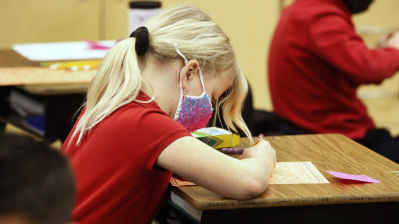 Una estudiante en una escuela en Provo, Utah, el 10 de febrero de 2021. (George Frey/Getty Images)
