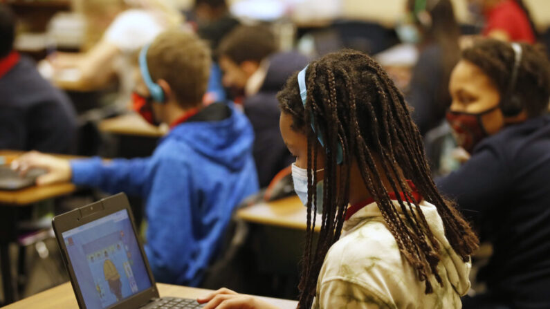 Un estudiante trabaja en una laptop en Provo, Utah, el 10 de febrero de 2021. (George Frey/Getty Images)
