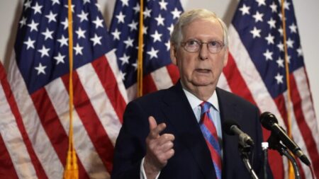 Senador McConnell critica ataques de progresistas a la policía y el aumento de los delitos violentos