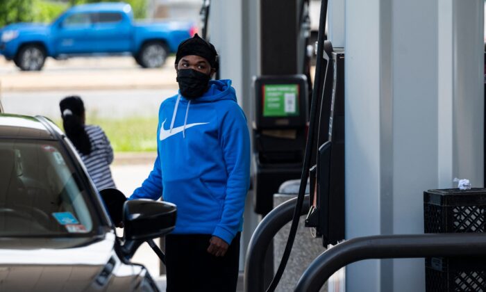 Un automovilista compra combustible en Woodbridge, Virginia, el 12 de mayo de 2021. (Andrew Caballero-Reynolds/AFP a través de Getty Images)