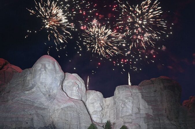 Los fuegos artificiales explotan por encima del Monumento Nacional del Monte Rushmore durante un evento del Día de la Independencia al que asistió el presidente Donald Trump en Keystone, S.D., el 3 de julio de 2020. (Saul Loeb/AFP vía Getty Images)