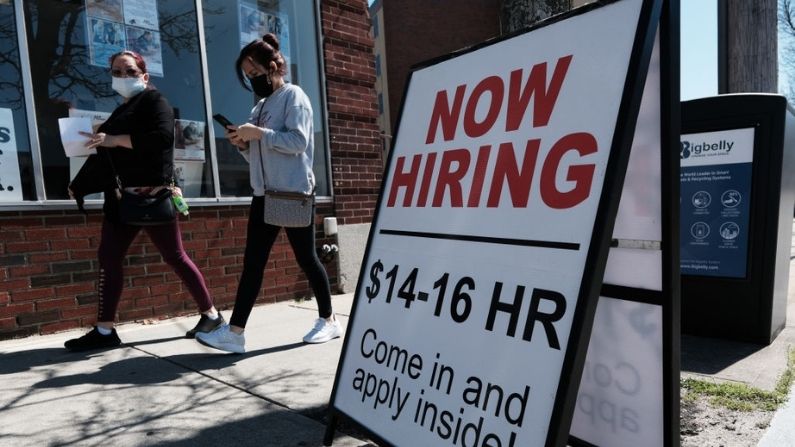Una empresa anuncia un cartel de "se busca empleado" el 09 de abril de 2021 en Pawtucket, Rhode Island. (Spencer Platt/Getty Images)