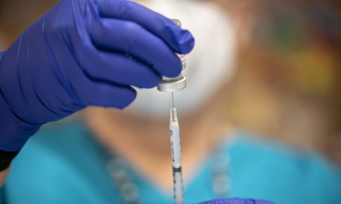 Una enfermera llena una jeringa con una vacuna anti-COVID-19 en un centro de ancianos, en San Antonio, Texas, el 29 de marzo de 2021. (Sergio Flores/Getty Images)