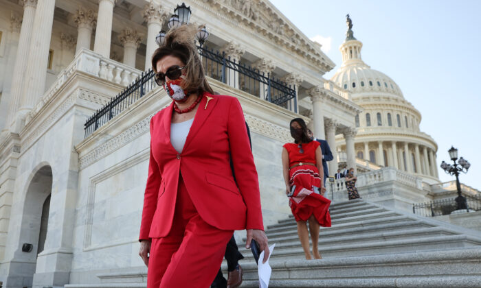 La presidenta de la Cámara de Representantes, Nancy Pelosi ( D-Calif.), sale del Capitolio de EE.UU. en Washington el 20 de abril de 2021. (Chip Somodevilla/Getty Images)