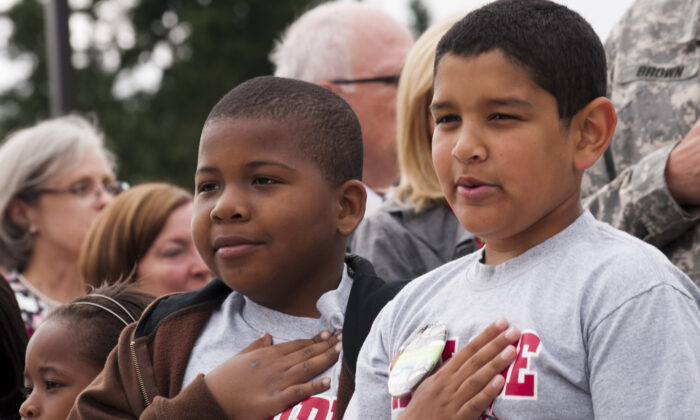 Los niños recitan el Juramento a la Bandera durante la ceremonia de inauguración de las nuevas escuelas primarias en la Base Conjunta Lewis-McChord, en Washington, 30 de julio de 2012. (Foto del Ejército de EE.UU. por el Sargento Bernardo Fuller)