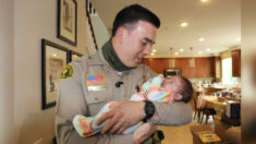 Decidido policía de California revive a una bebé de 10 días que se asfixió con leche de fórmula