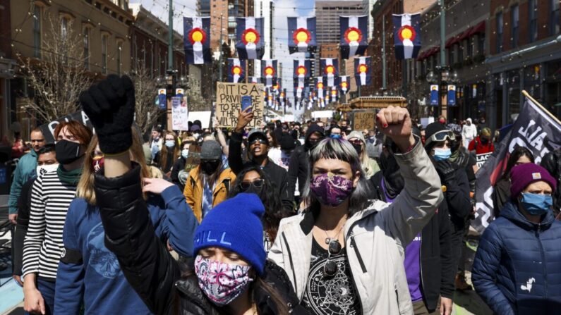 Manifestantes marchan por Larimer Square en Denver, Colorado, el 17 de abril de 2021. (Michael Ciaglo/Getty Images)
